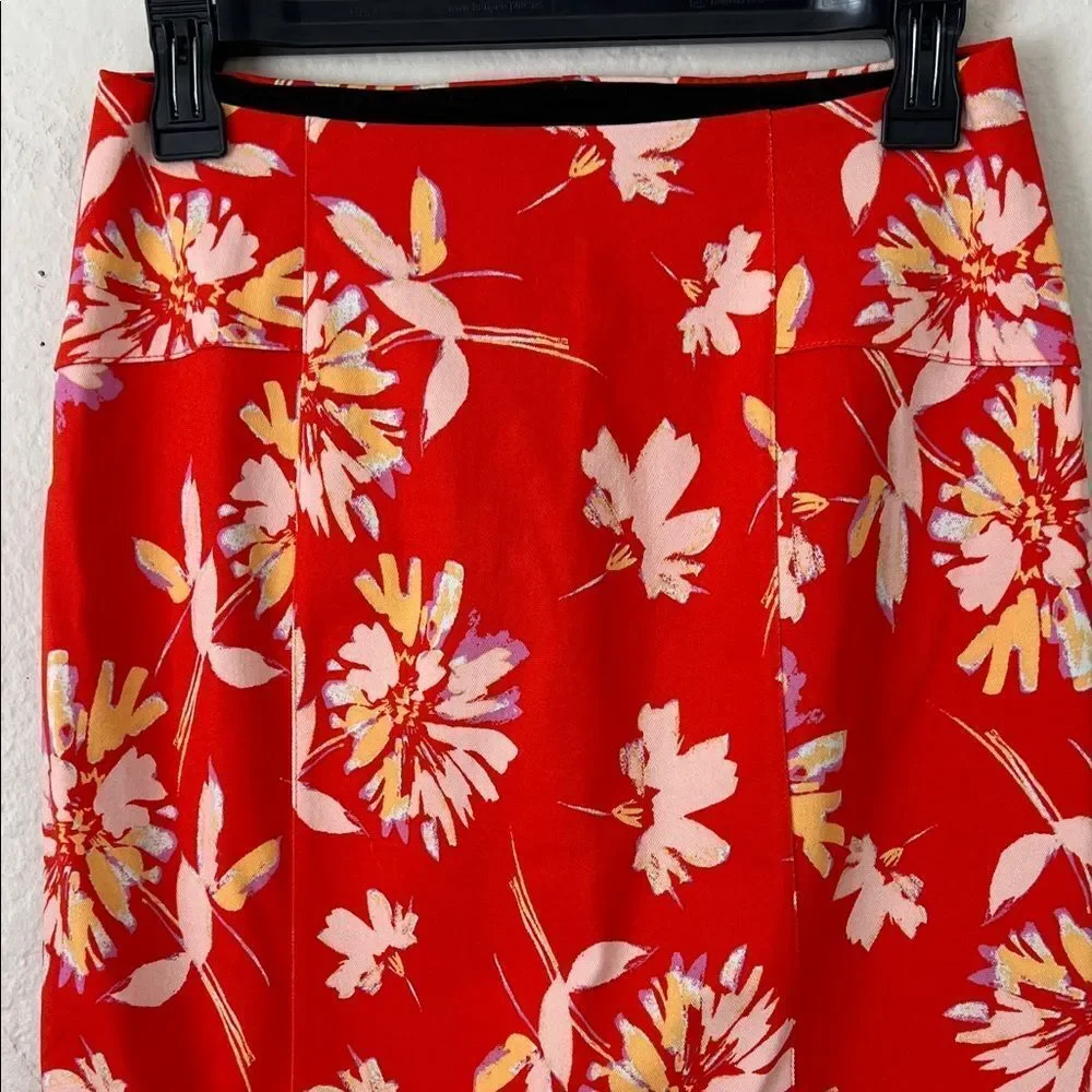 Like New! Lyssé Floral Red Women's Pencil Skirt in Size S